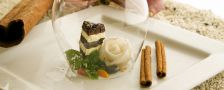 Dessert mit Zimtstangen
